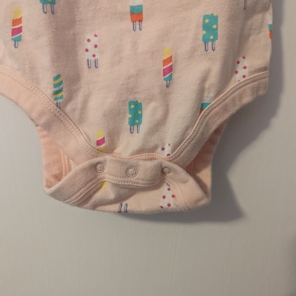 ✨3/$15 Baby Gap 3-6M Onesie - Picture 3 of 3